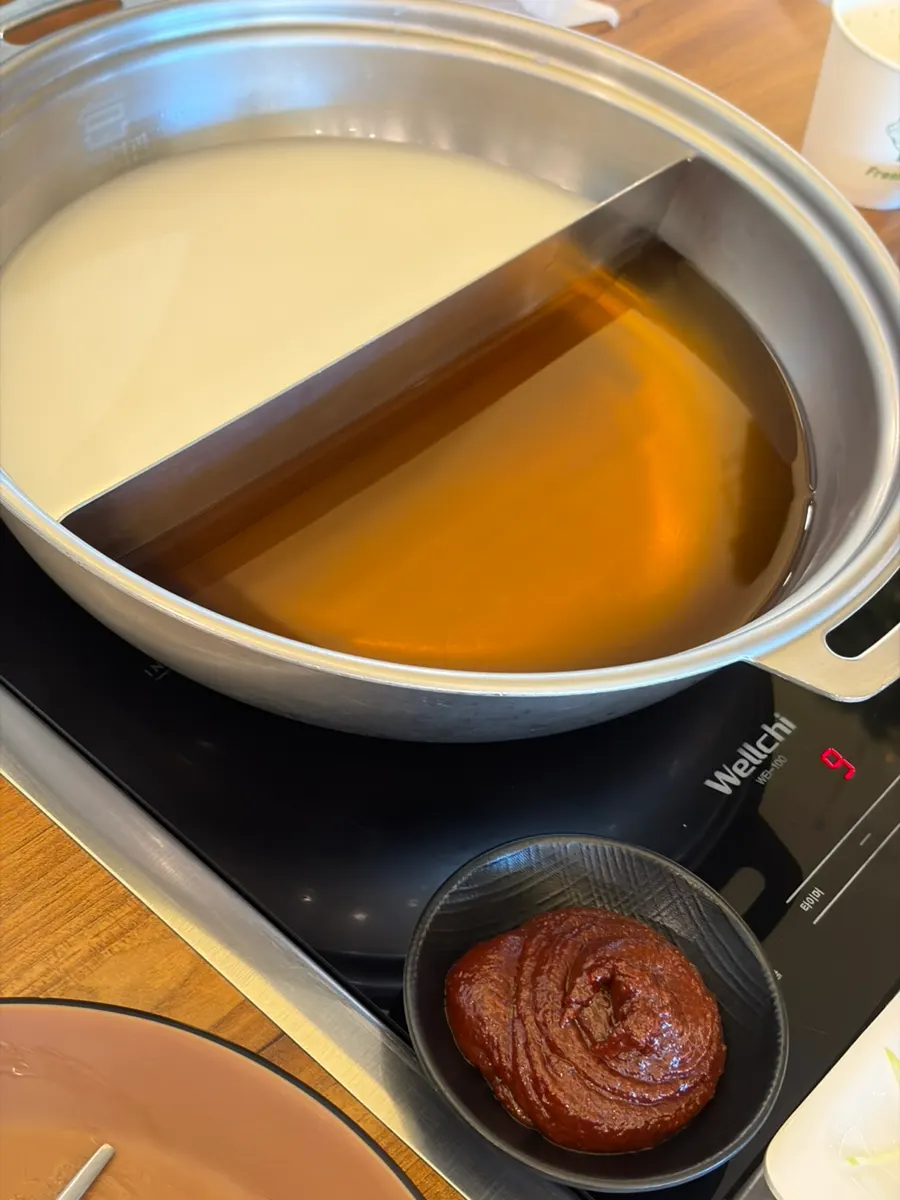 Olla de shabu-shabu servida después del pyeonbaekjjim