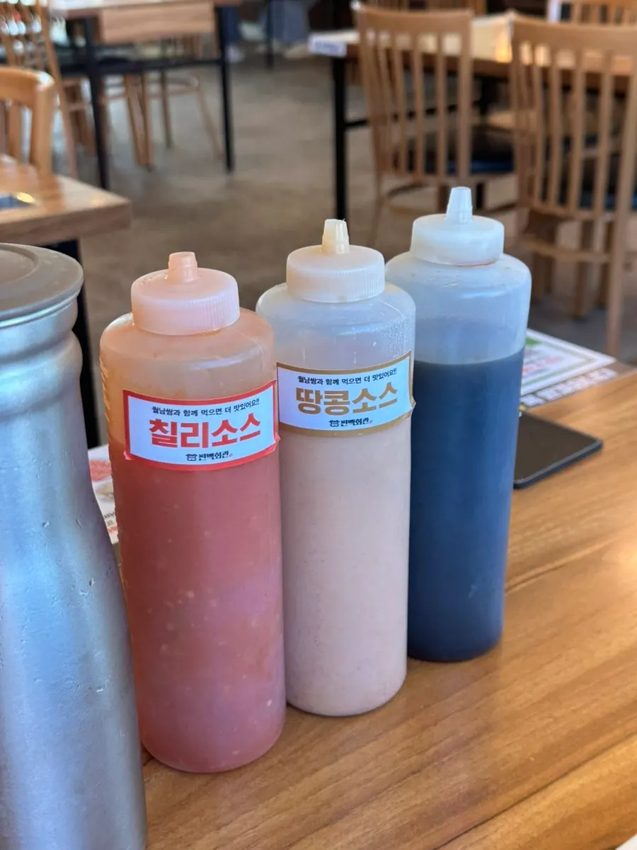 찜 기다리며 먹은 고추잡채와 튀김 접시