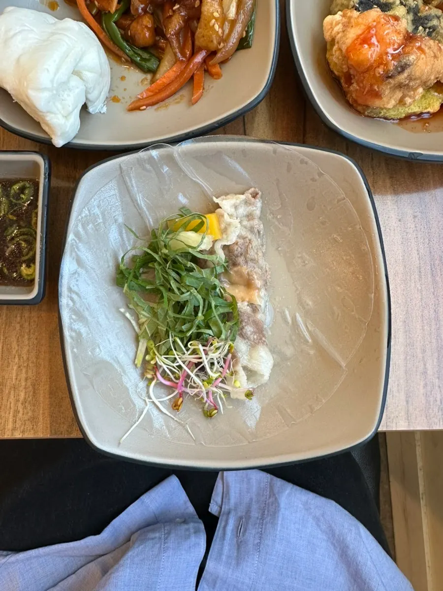와사비를 곁들인 편백찜 고기