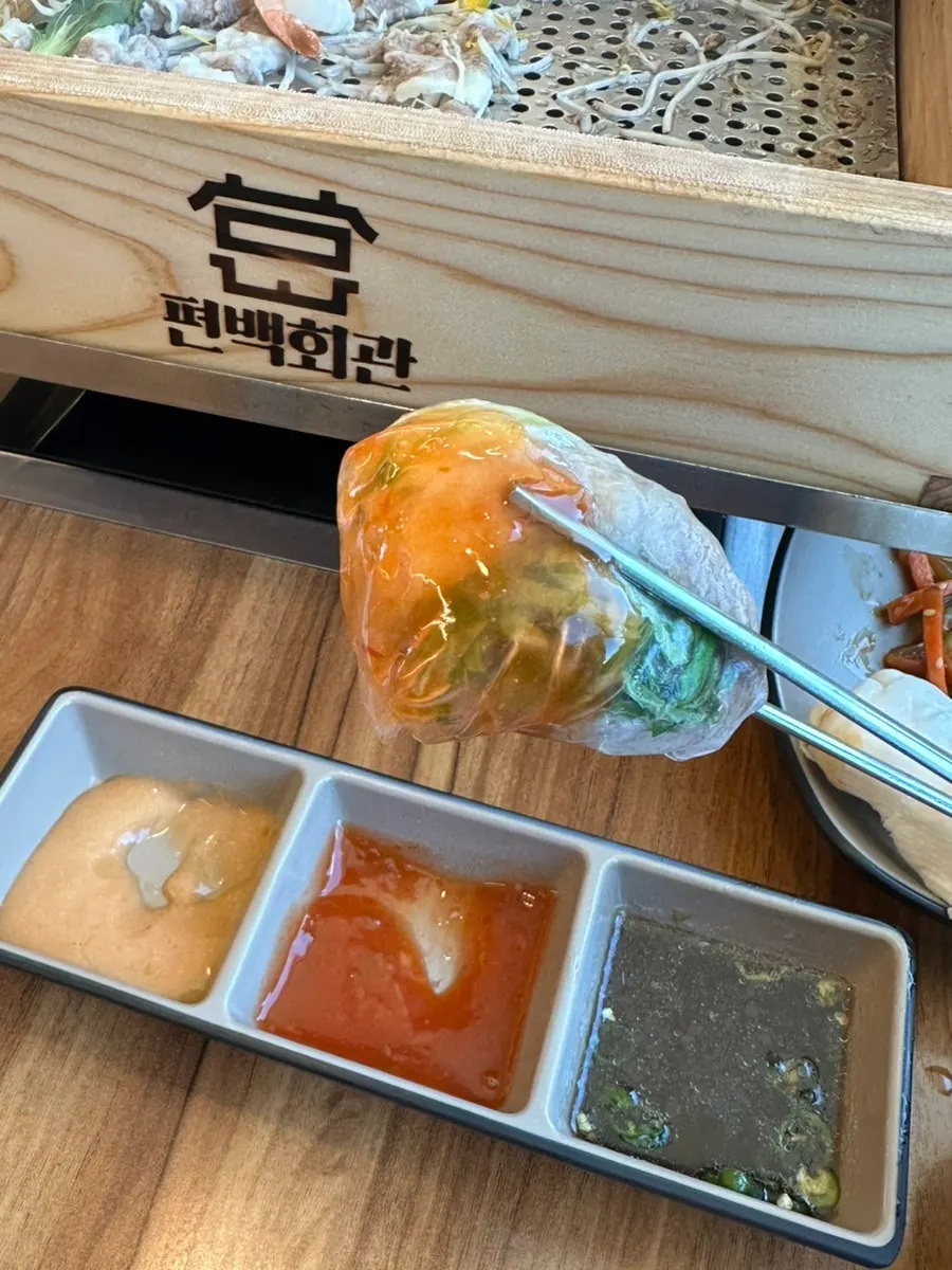 편백찜과 소스가 놓인 테이블