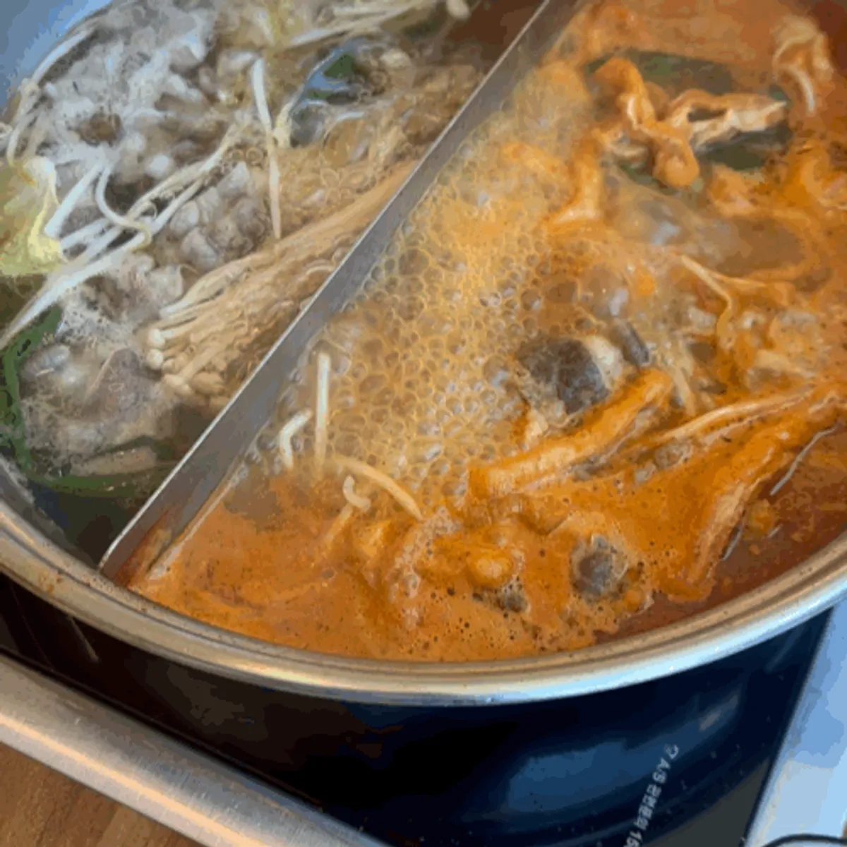 마라 소스를 풀어 끓인 샤브샤브 냄비
