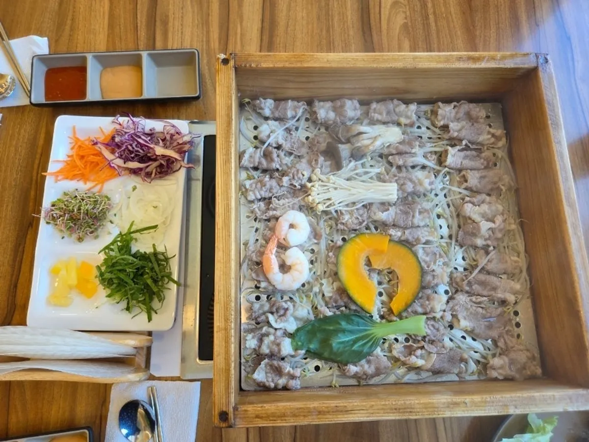 접시에 담아온 월남쌈 재료와 소스 세 가지