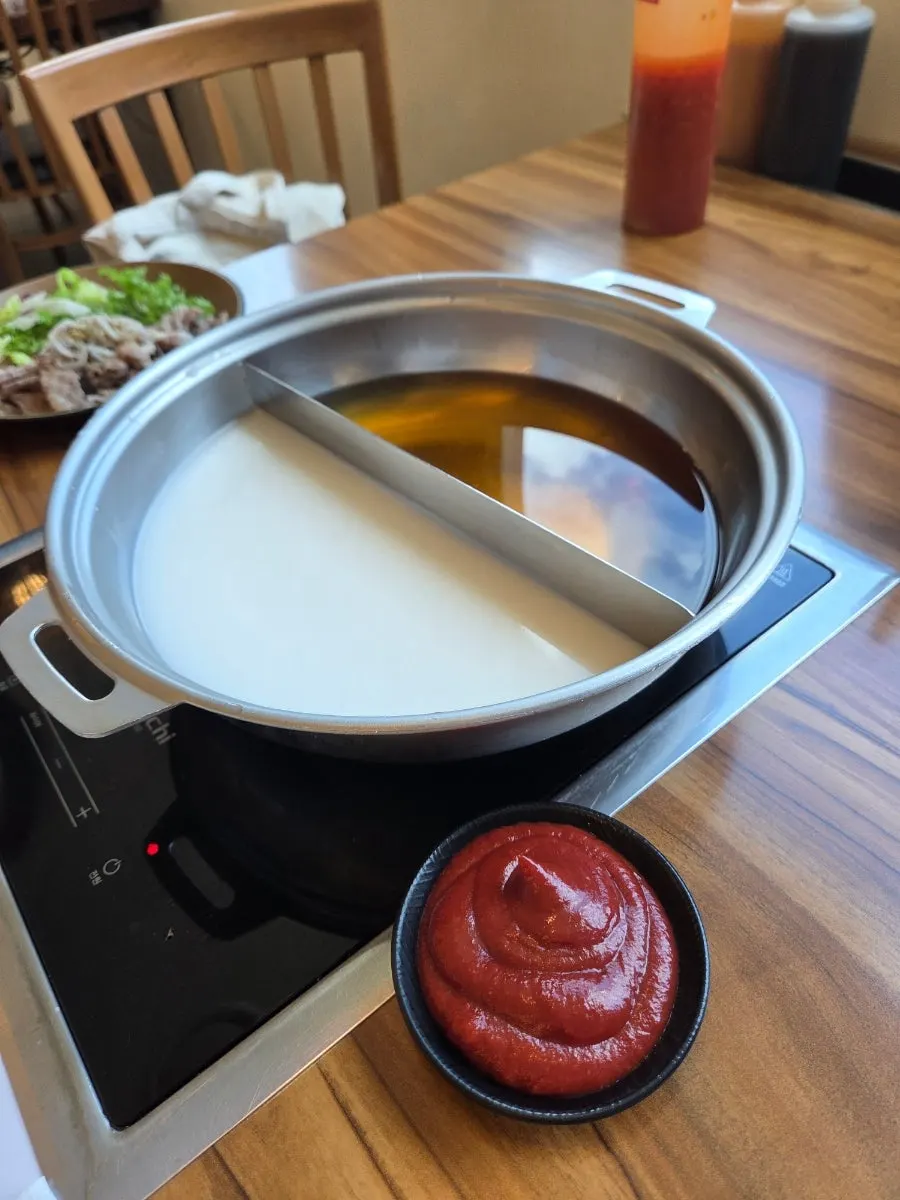 편백찜 고기를 월남쌈에 싸는 모습