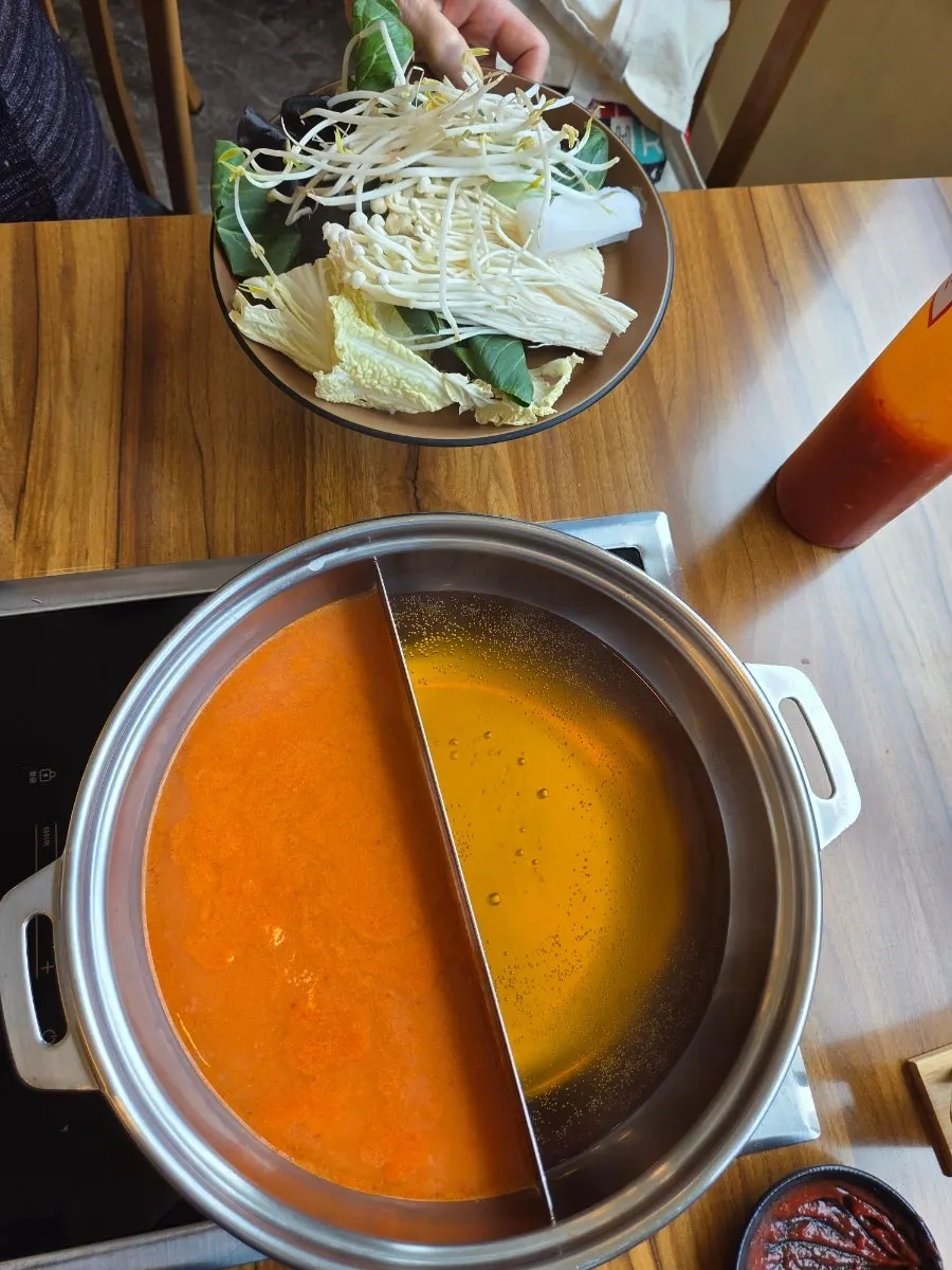 야채와 고기를 올린 월남쌈 한 쌈