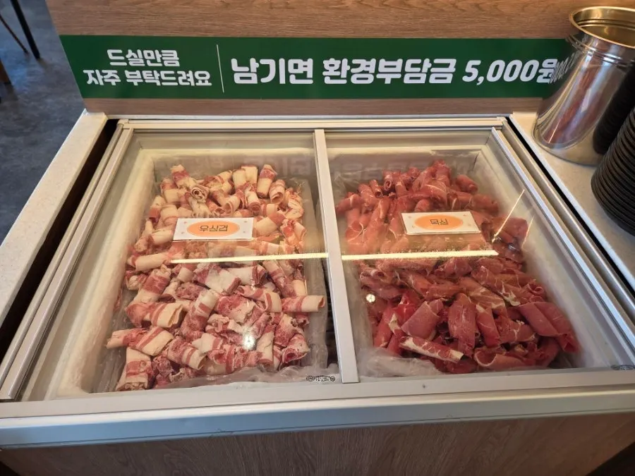 편백찜에 올라간 고기와 야채 클로즈업