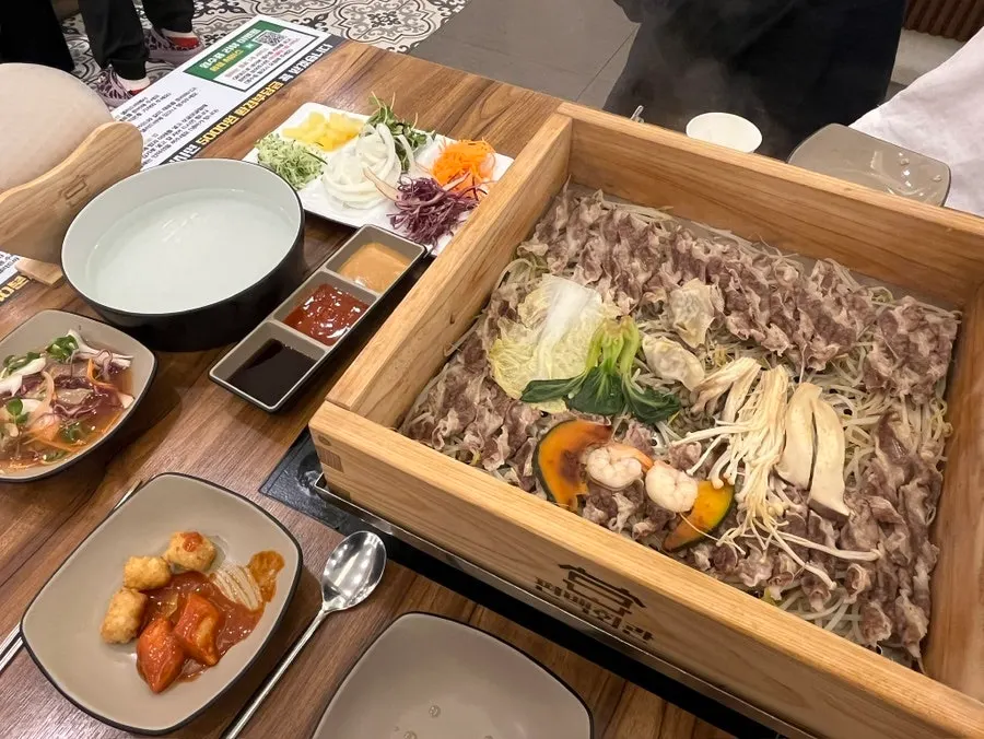 다이어트 외식으로 고른 편백찜 상차림