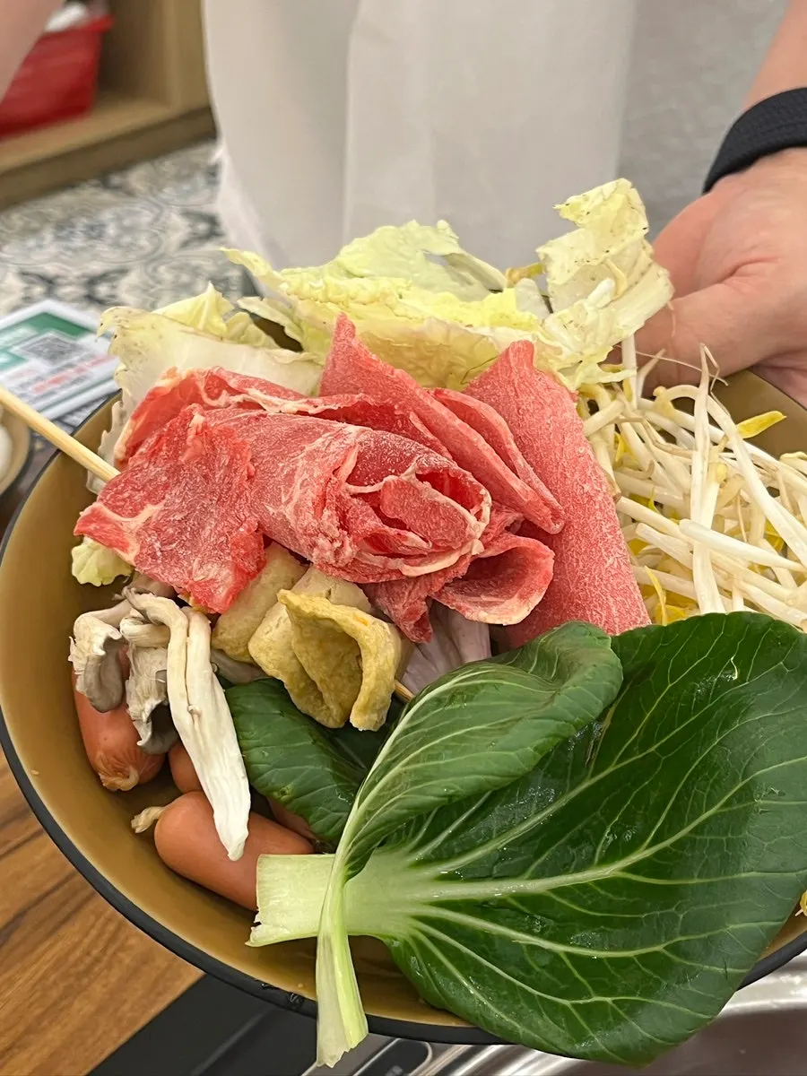 편백찜 월남쌈 샤브샤브 순서로 차린 테이블