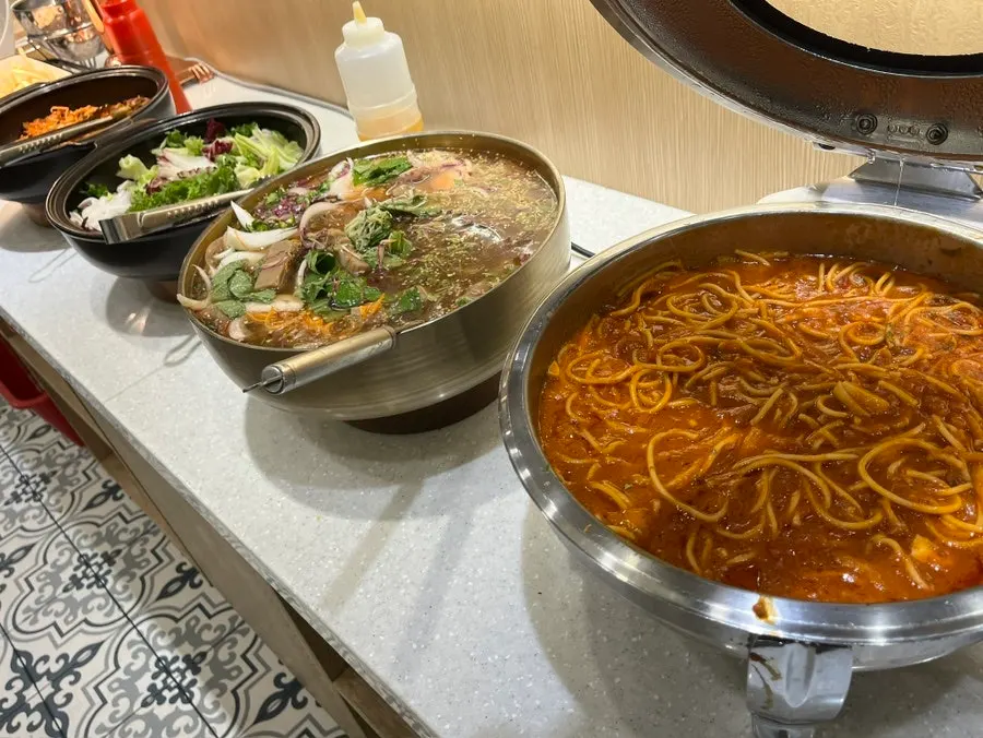삼색만두와 수제비 칼국수가 있는 샤브샤브 코너