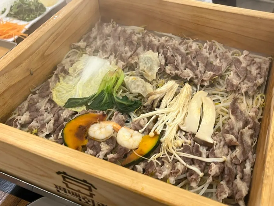 소스와 월남쌈 재료 세팅된 테이블