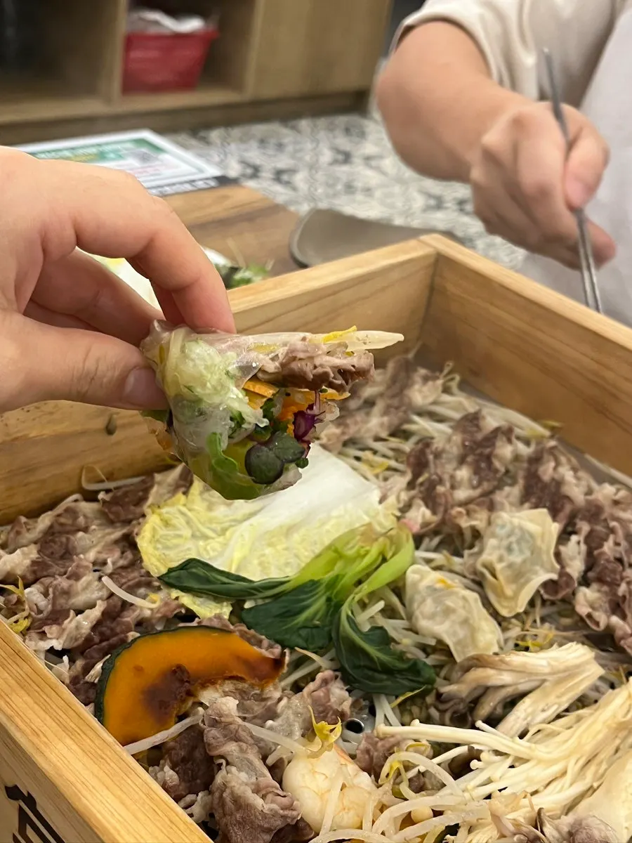 숙주가 깔린 편백찜 한 판