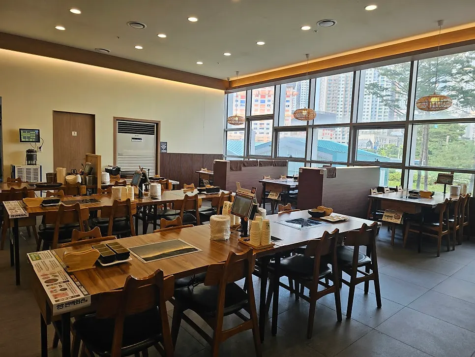 Spacious hall seating at Pyeonbaek Hoegwan Dongtan Branch