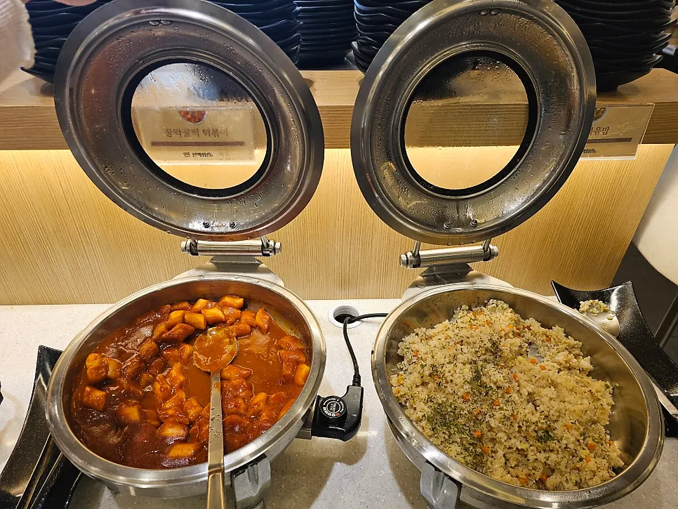 Salad bar corner included in the all-you-can-eat course