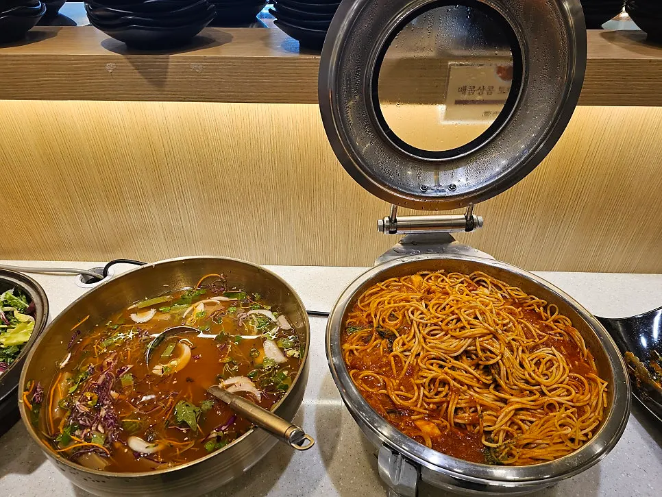 Vegetables and side dishes prepared at the salad bar
