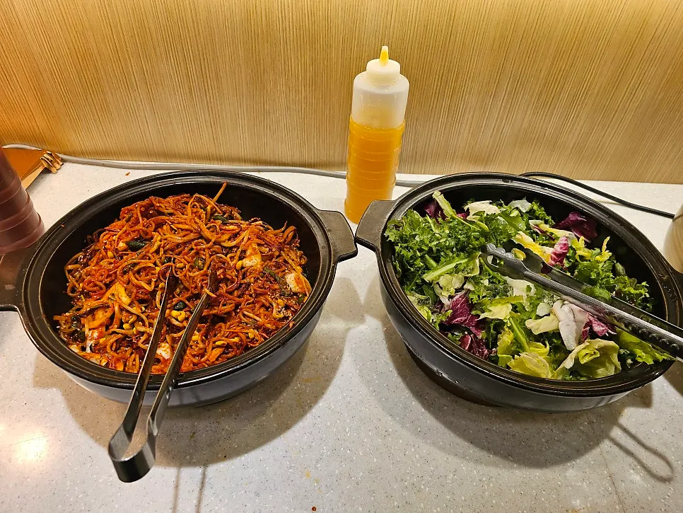 All-you-can-eat ingredients brought from the self-serve bar