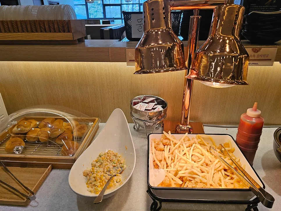 Sauce corner at the self-serve bar of Pyeonbaek Hoegwan Dongtan Branch