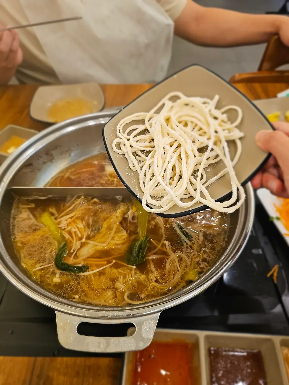 Knife-cut noodles added into the shabu-shabu broth