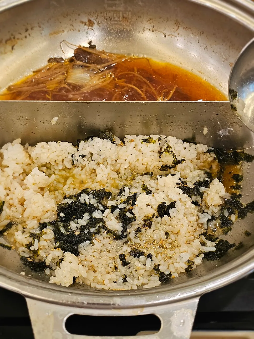 Rice and seaweed flakes added into the porridge