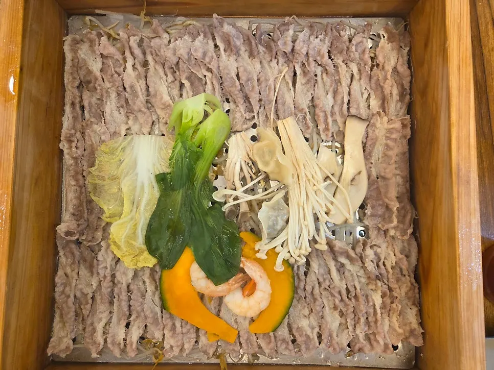 한약재를 활용한 전통 방식의 편백찜 찜기