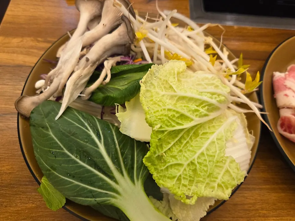 편백찜을 찍어 먹는 특제소스 여러 종류