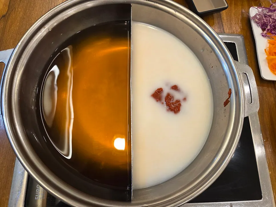 선택한 육수로 끓이는 샤브샤브 냄비