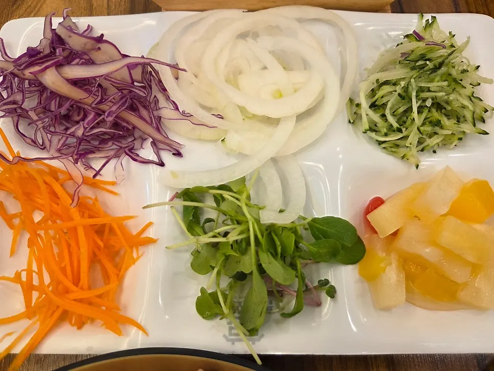 배추와 버섯을 넣어 끓인 샤브샤브 국물