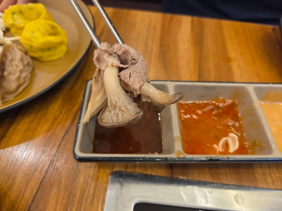 단체석으로 이어지는 매장 좌석 배치
