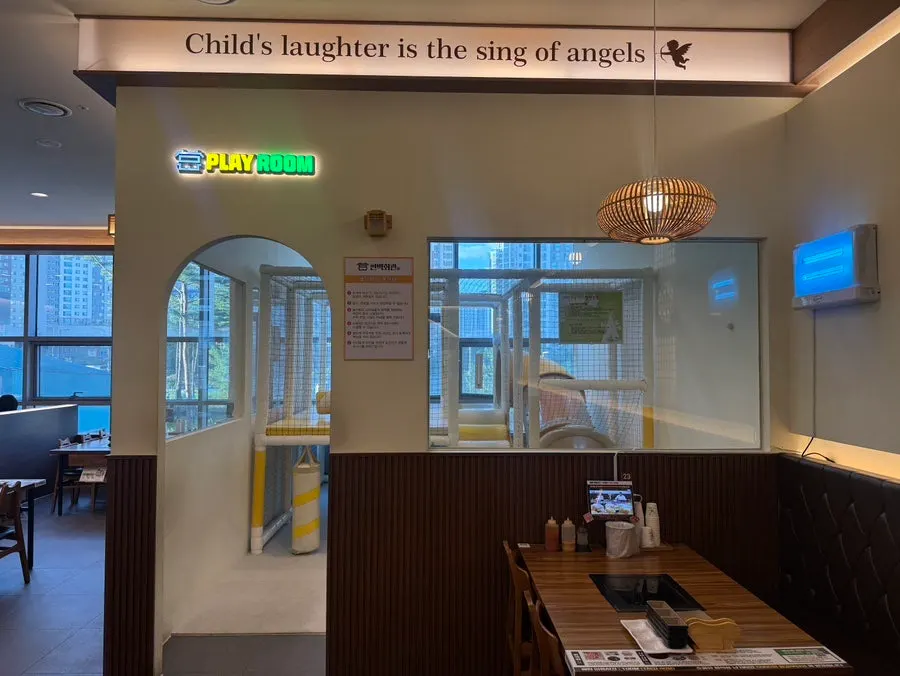 우드톤으로 꾸며진 편백회관 동탄점 넓은 내부