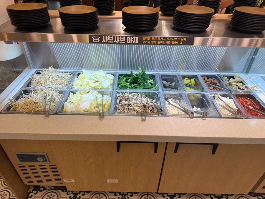 편백나무 찜기가 올라간 테이블
