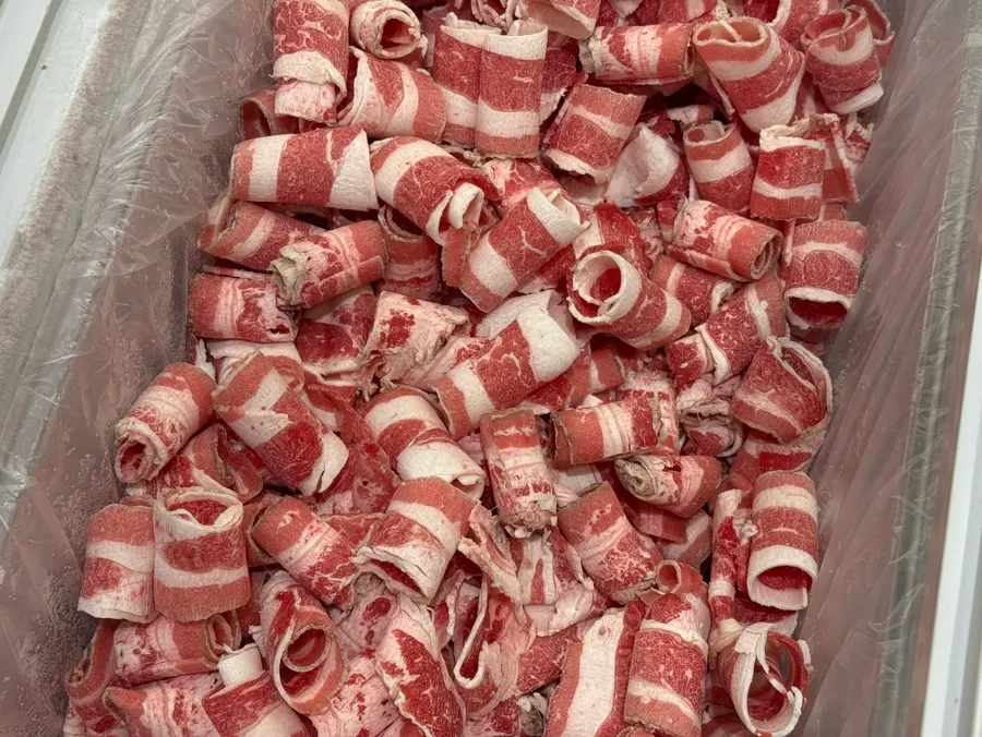 접시에 담아온 샤브샤브 고기
