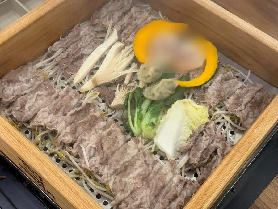 뚜껑을 덮고 쪄지는 중인 편백찜