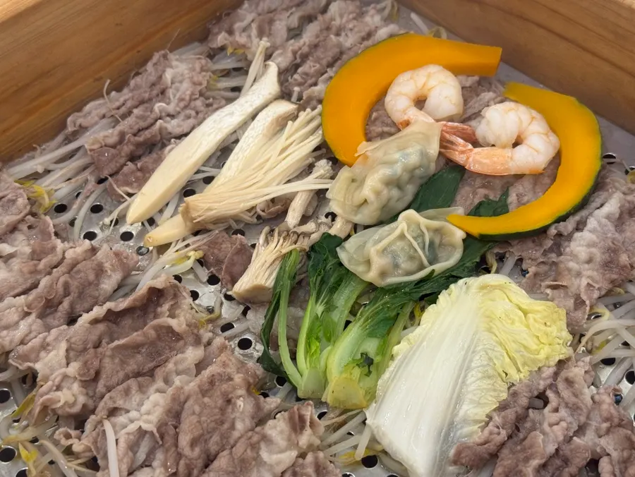 뚜껑을 열어 고기와 야채가 드러난 편백찜
