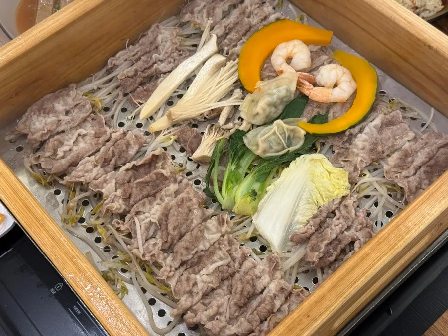 야채와 고기를 넣어 끓이는 샤브샤브 냄비