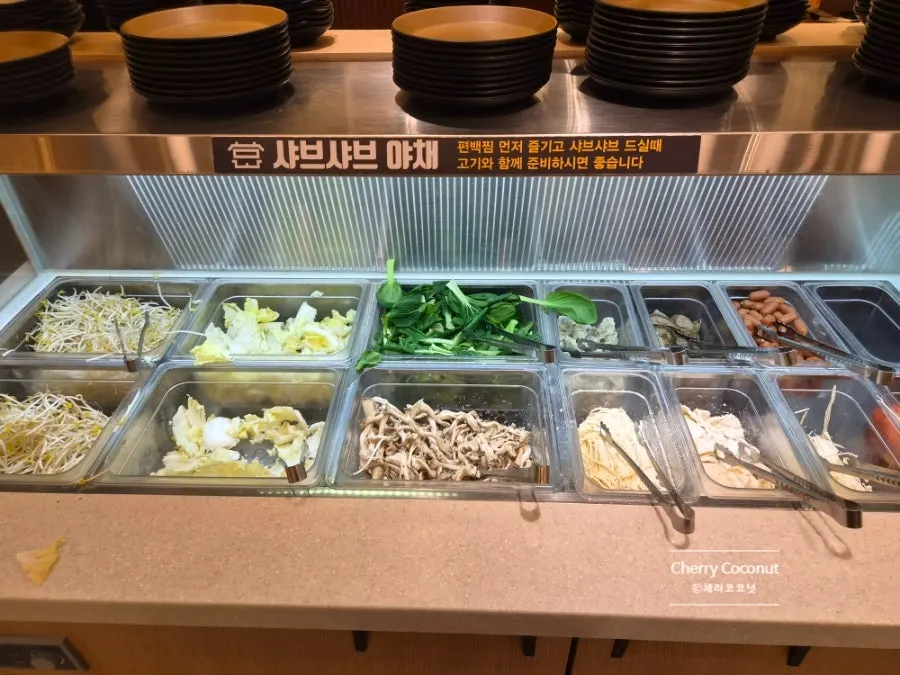 셀프바에 준비된 신선한 샐러드와 채소