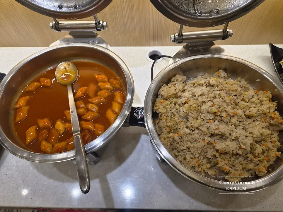 칼국수와 수제비, 만두, 떡이 놓인 셀프바