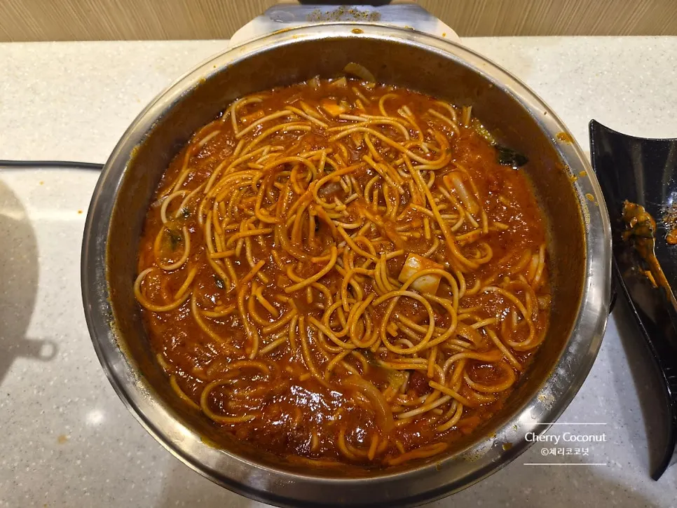 계란죽 재료가 준비된 셀프바 코너