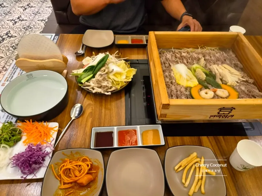 뚜껑을 연 편백찜 고기 한 판
