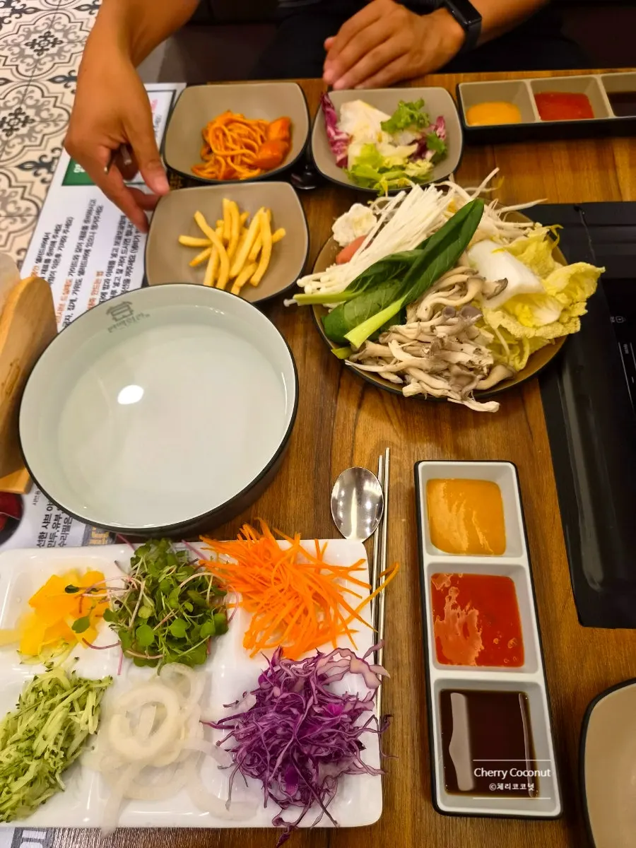 편백찜 고기를 집어 올린 모습