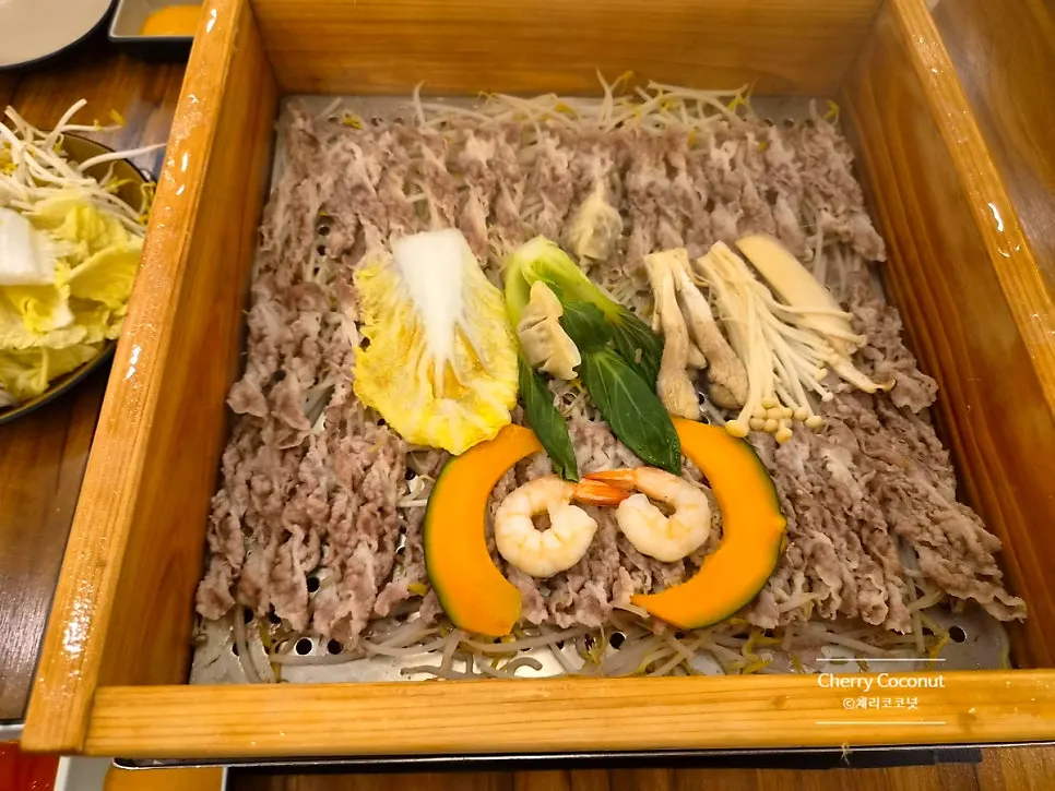 채소와 편백찜 고기를 싼 월남쌈