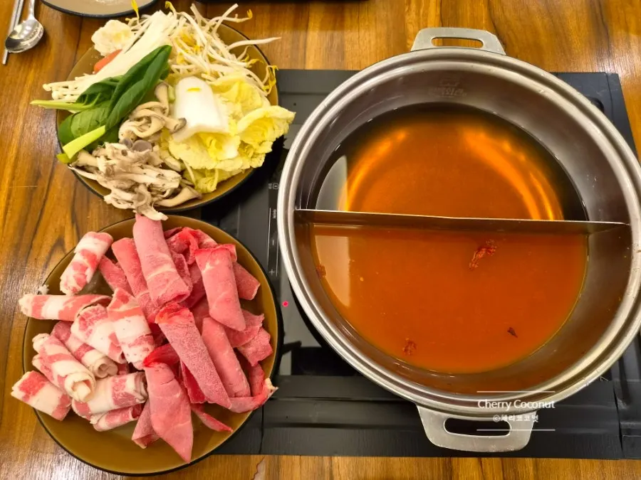 가쓰오와 매운 버섯 반반 육수 샤브샤브 냄비