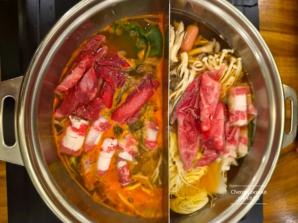 채소와 고기를 넣어 끓인 샤브샤브 냄비