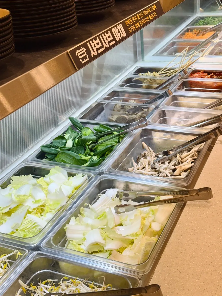 Vegetable section of the salad bar at Pyeonbaek Hoegwan Dongtan Branch