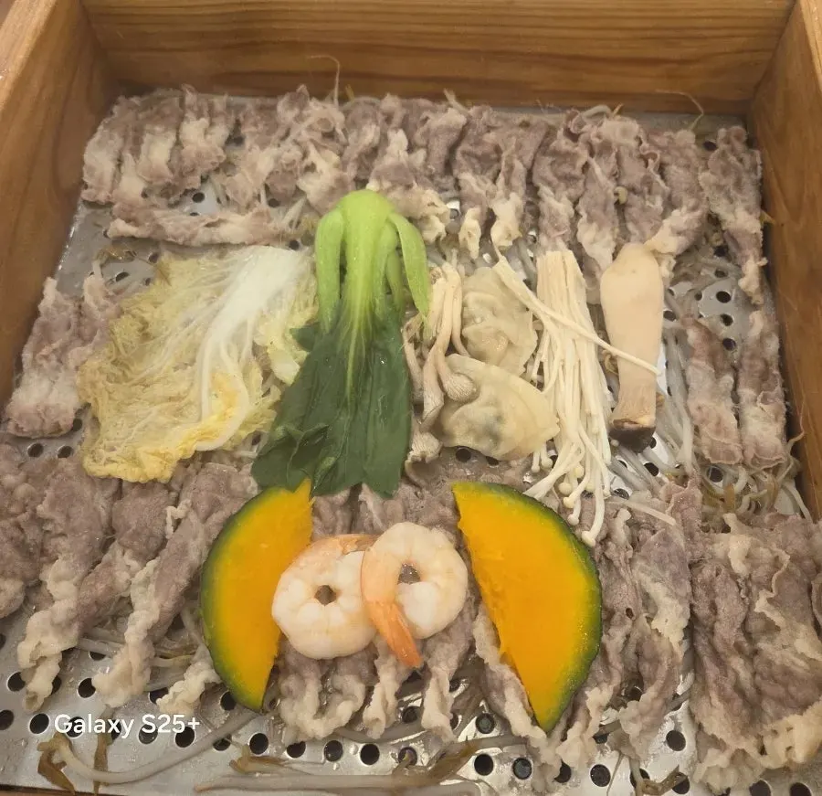 편백찜 속 배추와 청경채, 단호박