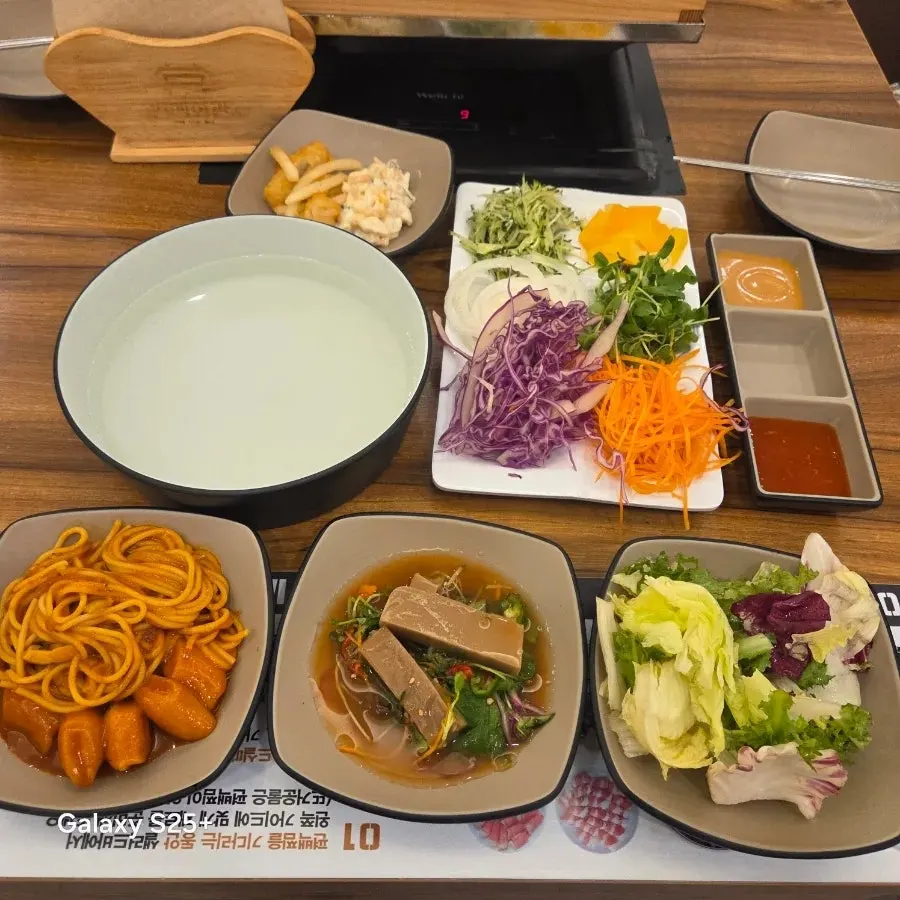 부드럽게 익은 편백찜 고기