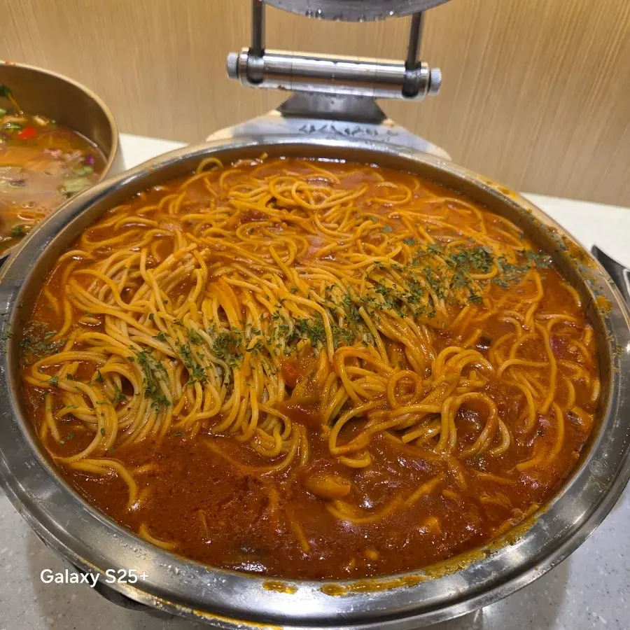 셀프바에 준비된 떡볶이