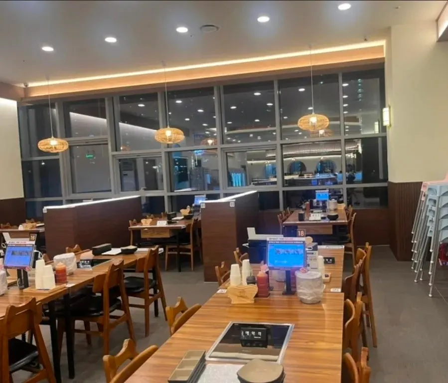 약 110평 규모의 편백회관 동탄점 넓은 홀