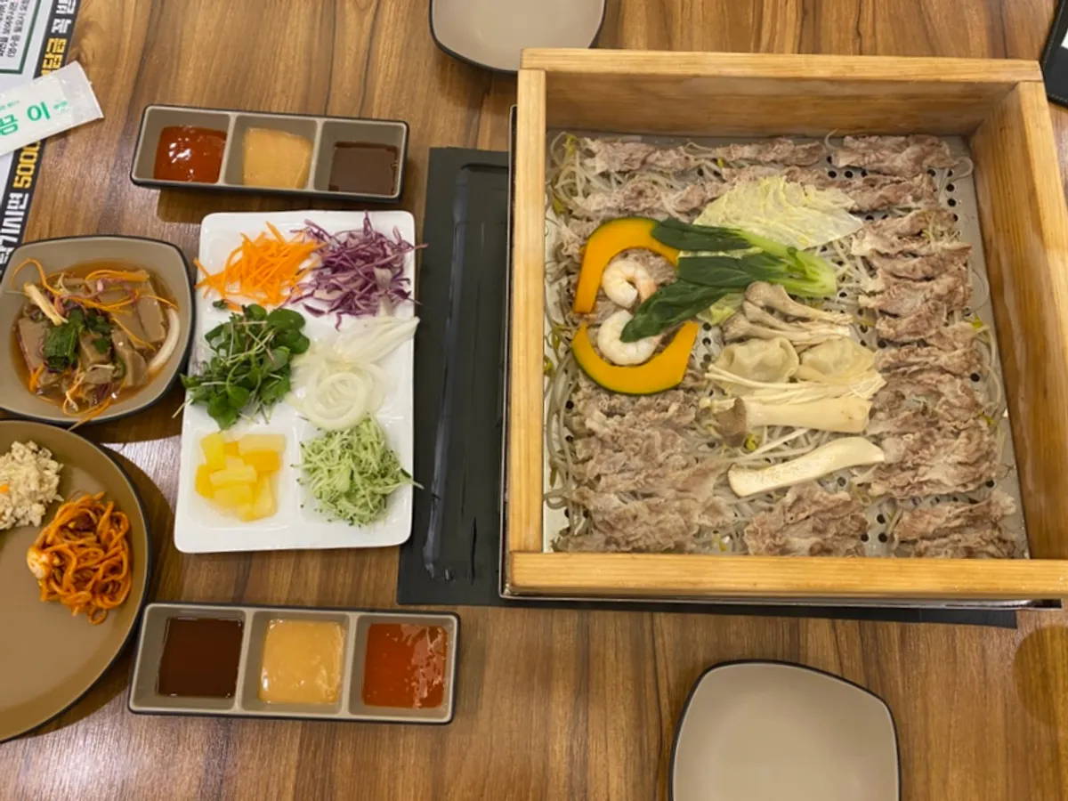 Hinoki steam table setting at Pyeonbaek Hoegwan Dongtan Branch