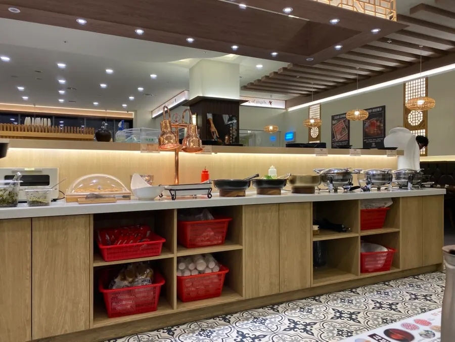 Overview of the self-serve salad bar at Pyeonbaek Hoegwan Dongtan Branch