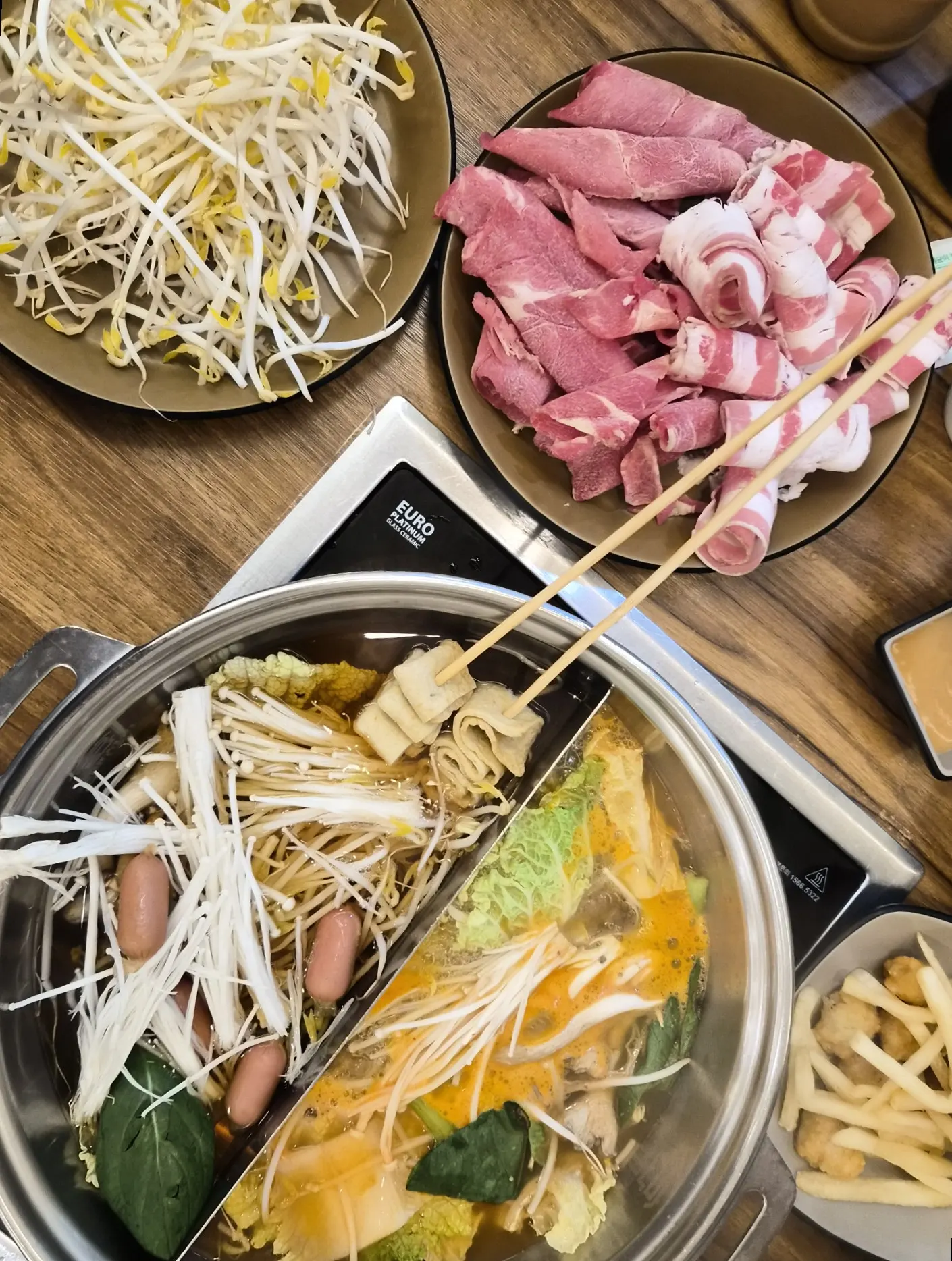떡볶이와 쫄면이 있는 셀프바 반찬 접시