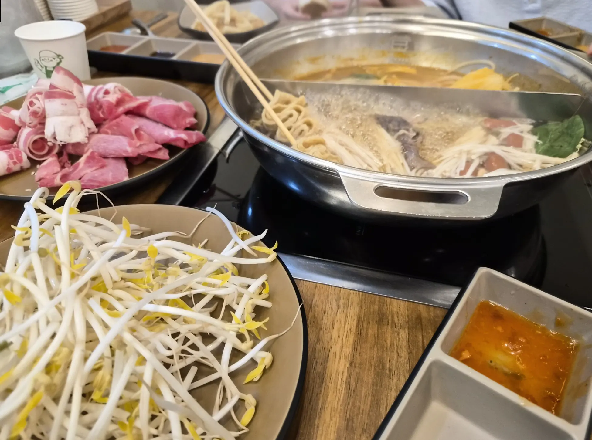 셀프바에서 가져온 야채와 숙주 접시