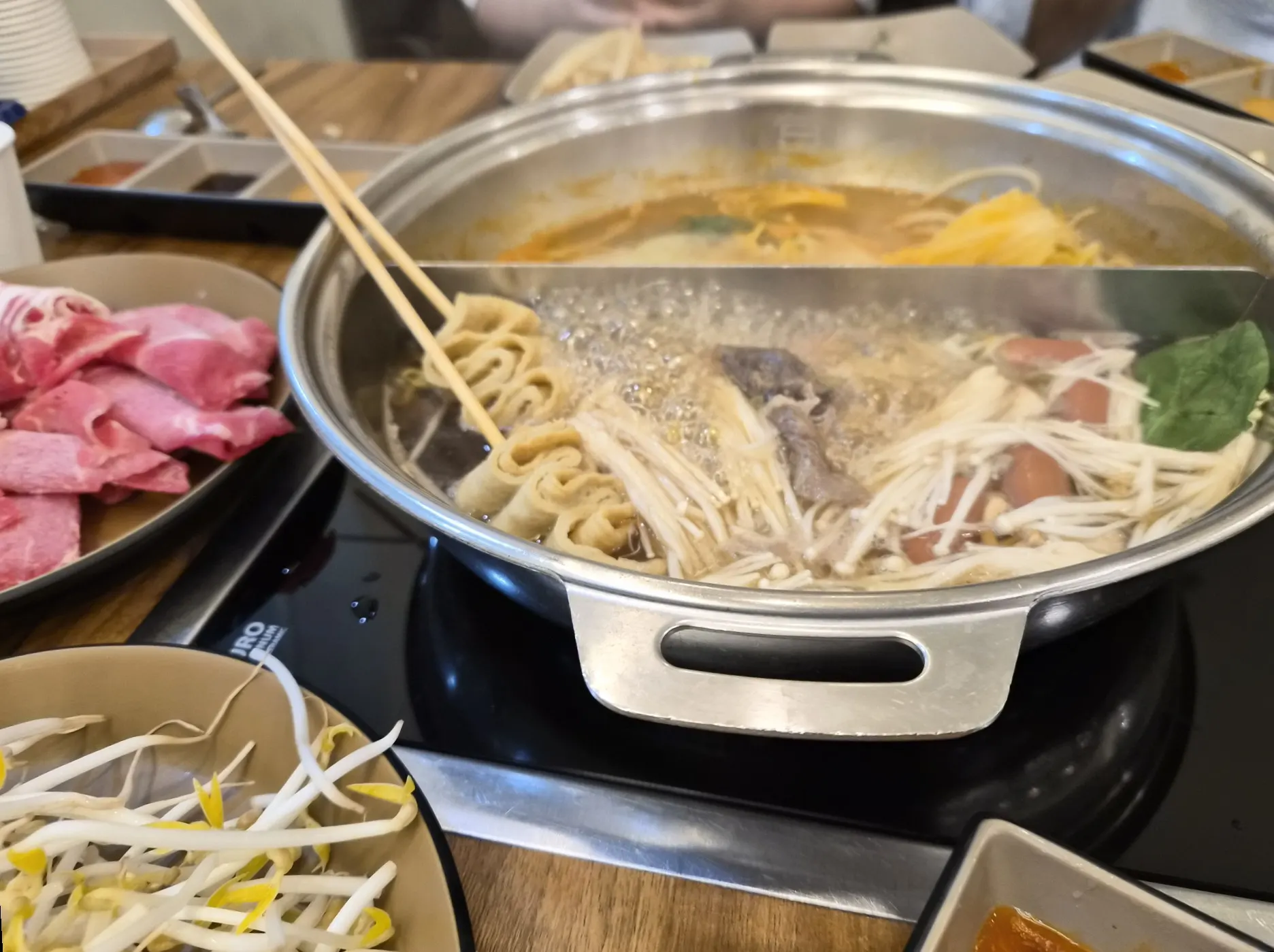 샤브샤브에 넣은 고기와 야채